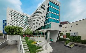 โรงแรมฦทธิ์ กรุงเทพฯ (SHA Extra Plus)