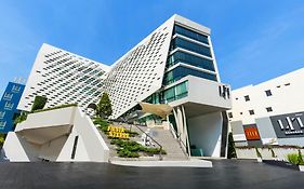 โรงแรมฦทธิ์ กรุงเทพฯ (SHA Extra Plus)